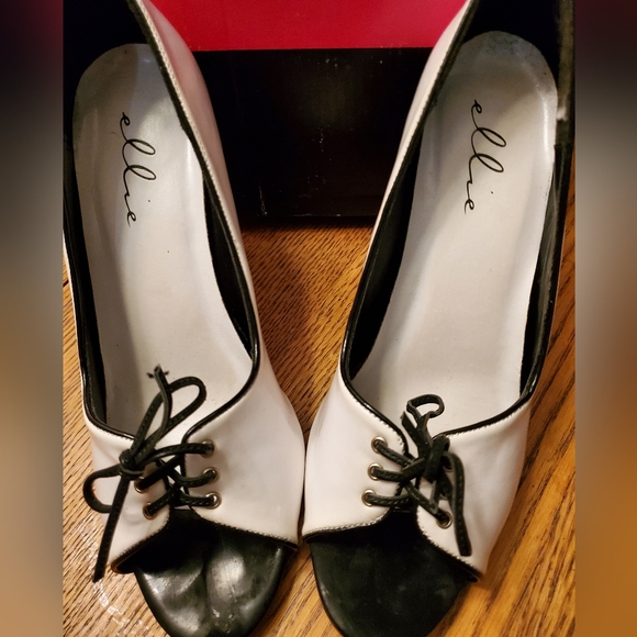 Women's blk/wht heels - Picture 2 of 8